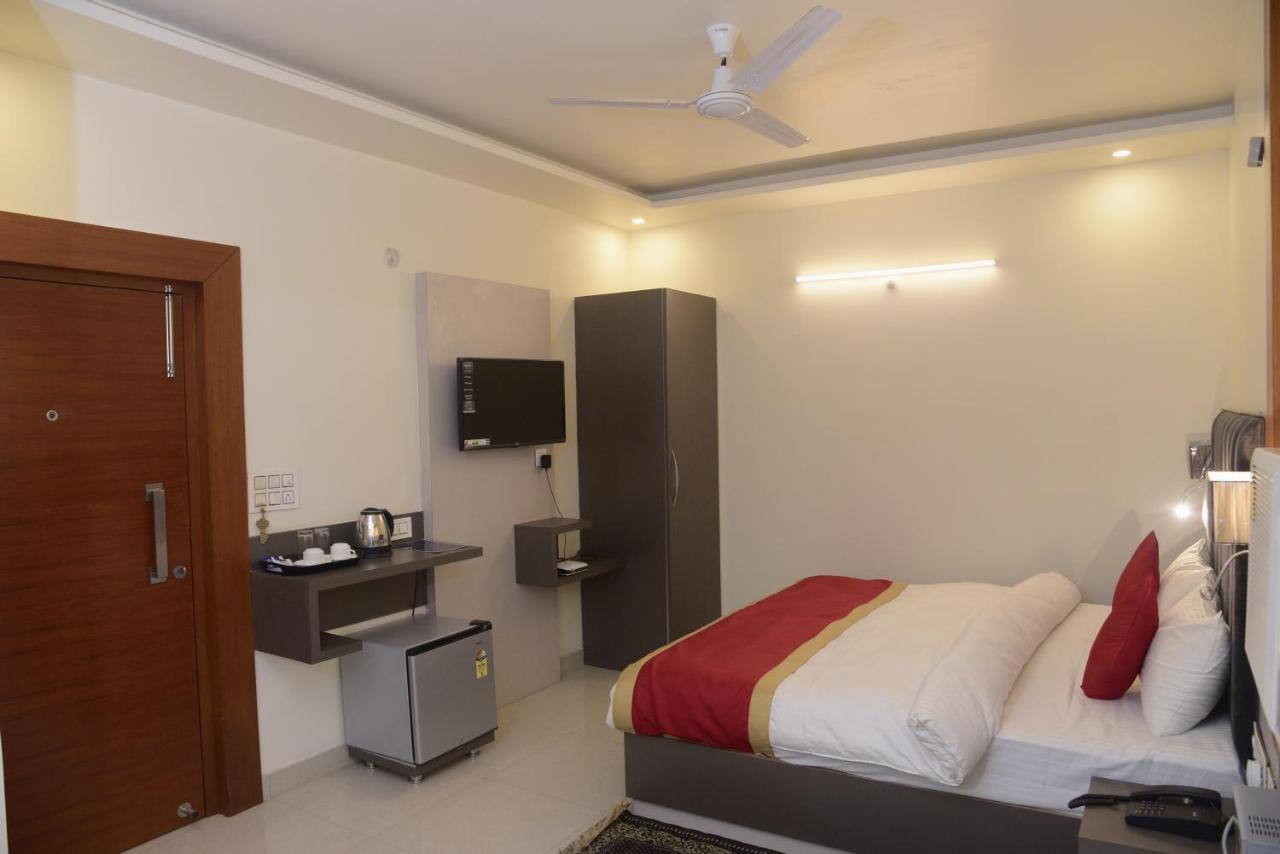 Hotel Le Cypress Барейли Екстериор снимка